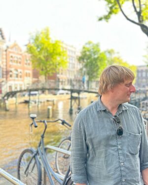 Lukáš Pavlásek Instagram - V první půlce září jsme byli s Na stojáka vystupovat pro Čechy žijící v Amsterdamu. Druhý den jsem se pak procházel sám po městě, pozoroval lidi, nasával atmosféru, nafotil pár fotek a napsal pár haiku:

I.
Skončilo léto
nebo začíná podzim
těžko to popsat

II.
Pozoruji svět
od stolku v kavárně
lidi tu choděj

III.
Angličan hulí
a pod červeným světlem
sbírá odvahu

IV.
Kluk na vozíku
si koupil prostitutku
kamarádi tleskaj

V.
Kolize lodí
ve stojícím větříku
nic se nestalo

VI.
Tak jsem si řekl
že vůbec nenapíšu
slovo tulipán 

#amsterdam #vylet #prochazka #pozorovani #nastojaka #fotky #haiku #lukaspavlasek