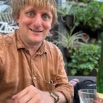 Lukáš Pavlásek Instagram - Léto se protahuje do podzimu. A ať je léto nebo podzim, já furt dělám to co mám rád. Rád jezdím na představení z města do města a mezi vystoupeními sedím odpoledne v kavárně někde na náměstí, píšu a pozoruji cvrkot a život kolem. Takhle to třeba vypadalo dvacátého září den po představení v Moravské Třebové cestou do Rokytnice v Orlických horách a do Brna. Tak vás zdravím a těším se, že se někde uvidíme. Termíny najdete na www.lukaspavlasek.cz #leto #podzim #ontheroad #kavarna #namesti #mesto #predstaveni #lukaspavlasek