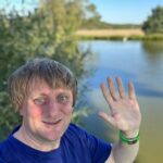 Lukáš Pavlásek Instagram – Posílám Vám všem pozdrav z chalupy, kde jsem teď strávil pár posledních ještě letních dní. Já mám léto nejraději ze všech ročních období, tak si vždy v září říkám: Kéž by léto nikdy neskončilo!
Užijte si slunečný víkend a tady máte jednu starší básničku:

LÉTO

Na kopci stojí kostelík
od řeky vede pěšina
ty si čteš knížku v posteli
a léto právě začíná
 
A slunce padá ze skály
a cesta vede v obilí
tady jsme navždy zůstali
tou letní vůní opilí
 
Přes přejezd jede vlak
a prochází jím průvodčí
nechá tě sedět jenom tak
a léto nikdy neskončí
 
Tak ať to letošní léto v nás zůstane! A kdo by chtěl, tak básničku případně nalezne v knížce Racek a moře.

#leto #chalupa #lukaspavlasek #pozdrav #basen