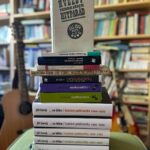 Lukáš Pavlásek Instagram – Tu knížku Hvězdy tehdejších hitparád jsem objevil někdy ve dvanácti či třinácti letech u táty v knihovně v Trojické ulici a začetl se do ní.
Kapely z ní jsem si pak pouštěl doma na deskách a ty které jsme neměli jsem si představoval, jak asi mohou znít. Některá jména jsem slyšel až o dost později, ale už jsem o nich věděl všechno. 
Když knihu dnes držím v ruce, úplně cítím všechny vůně a atmosféru doby ve které jsem jí četl. Bylo to někdy přes Vánoce, protože si pamatuji, že jsem k tomu jedl cukroví. Vanilkové rohlíčky z cukrárny naproti. Táta jako rozvedený pochopitelně nepekl.
Tak jsem objevoval svět. Byl to jeden z mých největších čtenářských zážitků. Některé pasáže a kousky přeložených textů umím dodnes zpaměti. Díky nejen za to! Jiří Černý 🖤.

#jiricerny