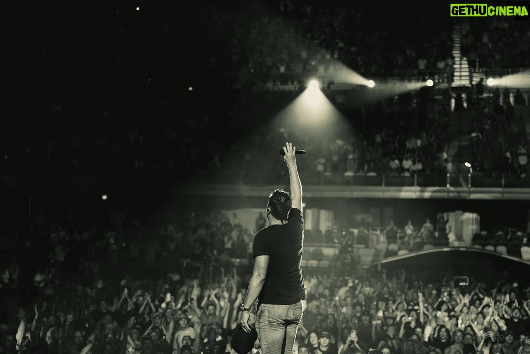 Luke Bryan Instagram - Charleston, y’all made me want to do this tour all over again. #CountryOnTour Charleston, South Carolina