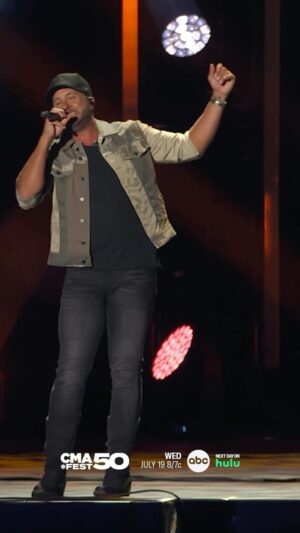 Luke Bryan Instagram - #CMAfest always has the best party crowd! #BeerInMyHand