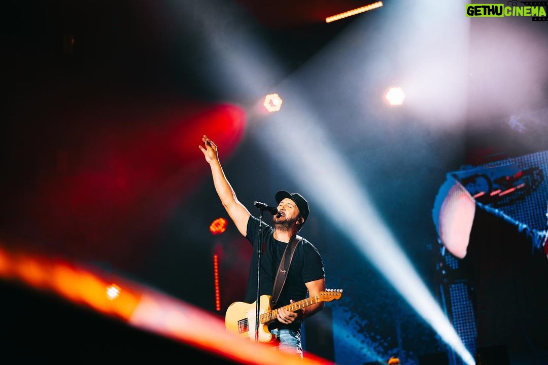 Luke Bryan Instagram - Charleston, y’all made me want to do this tour all over again. #CountryOnTour Charleston, South Carolina