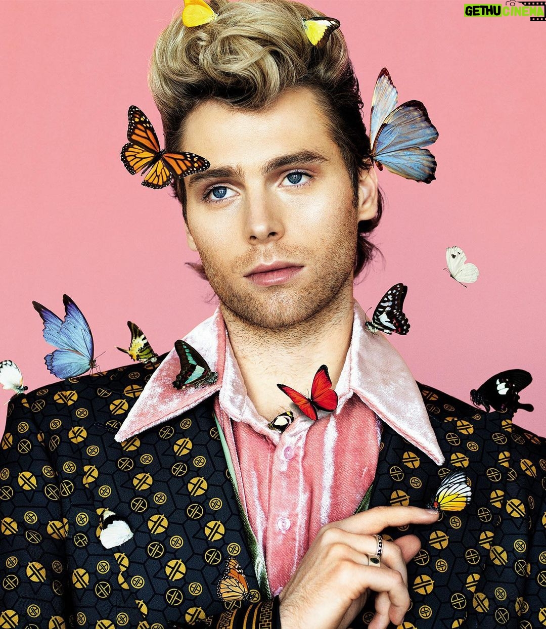 Luke Hemmings Instagram - Vertical hair and flowers 🦋🌹🔥 Thank you so much TUSH and to everyone who worked on this shoot @tushmagazine
Photo @domenvandevelde
Make-up @shoichiro_kashibe using @givenchybeauty Hair @joerirouffa
Styling @lil_saigon
Set Design @eyako_o
Fashion Editor @dinavibes_
Interview @afr_a
Animation @marieb1anchard