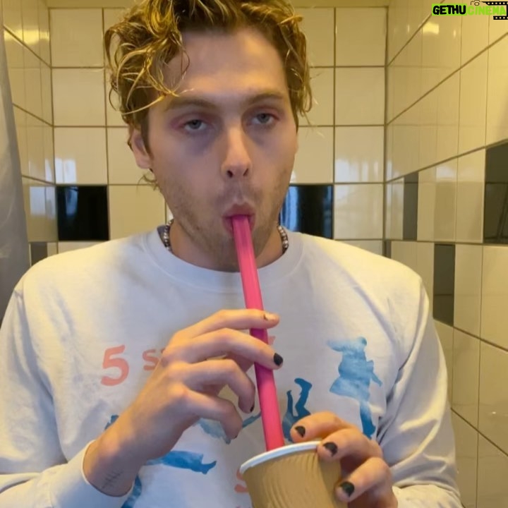 Luke Hemmings Instagram - Swipe for super exclusive all access rockstar never before seen backstage footage 🚨🤟🏼