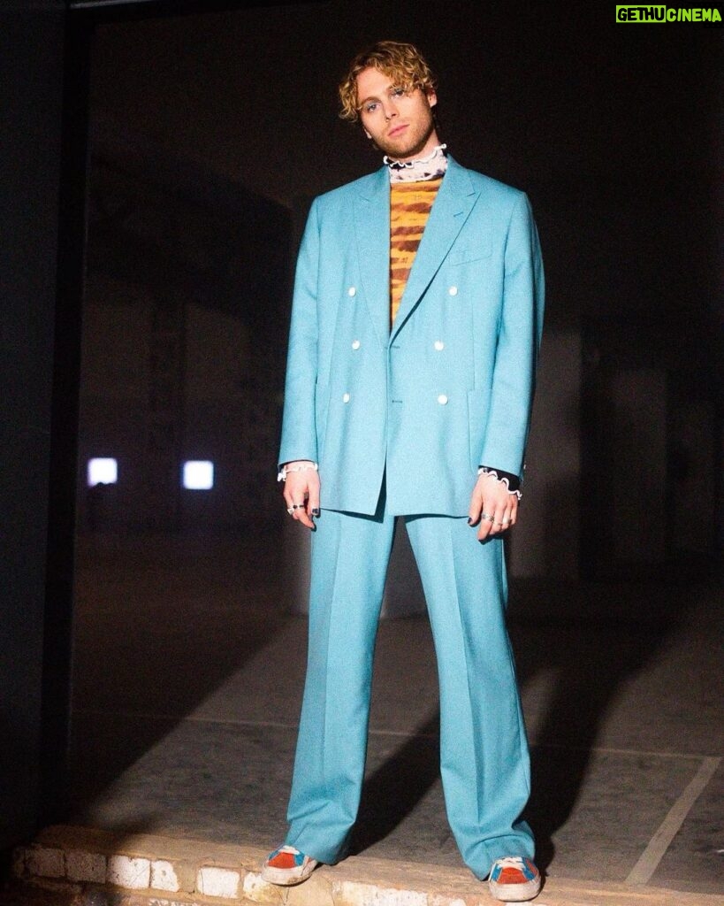Luke Hemmings Instagram - Thanks to everyone who’s been coming out to the TMH tour 🥺 Got laryngitis by day two but my make up matches my suits so not all hope is lost. Hope to see you at one of the next shows. More surprises comin’ soon 🥰🤘🏽