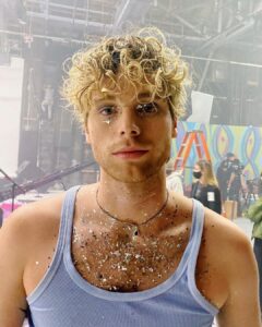 Luke Hemmings Instagram - I’ve gone full glitter