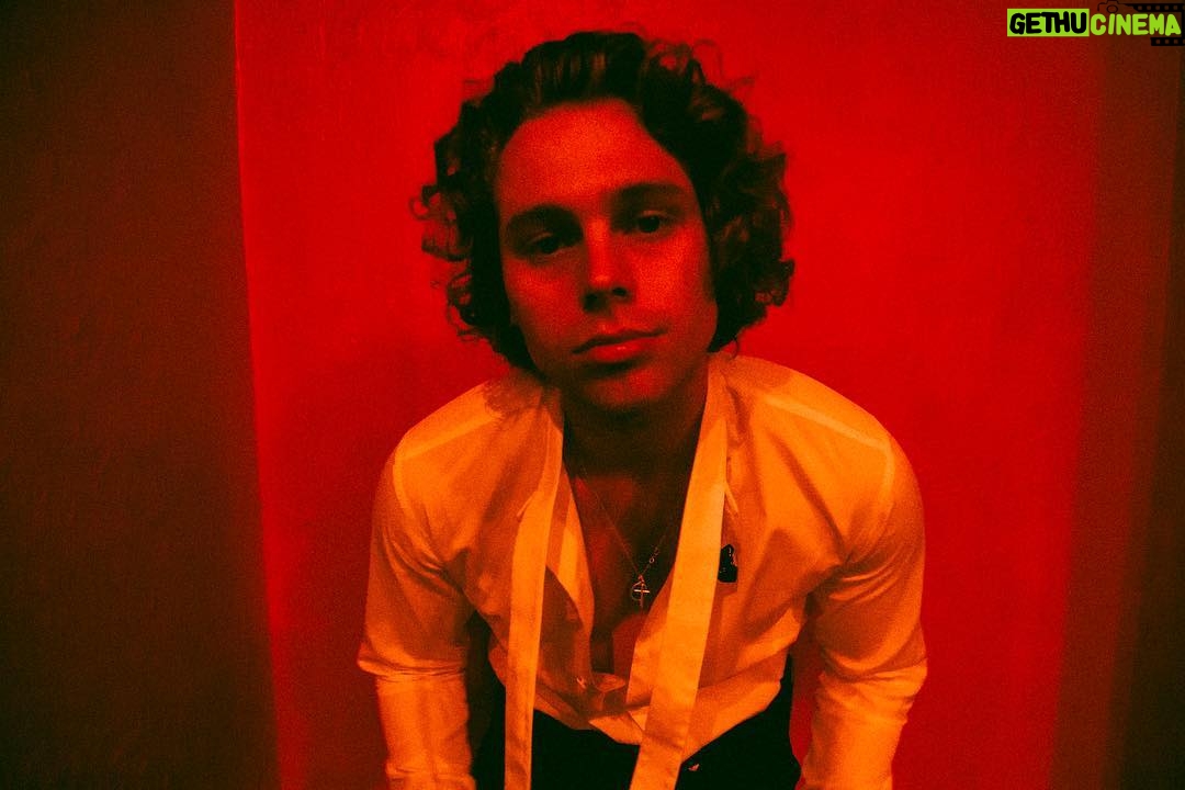 Luke Hemmings Instagram - feel alive for 90 mins
