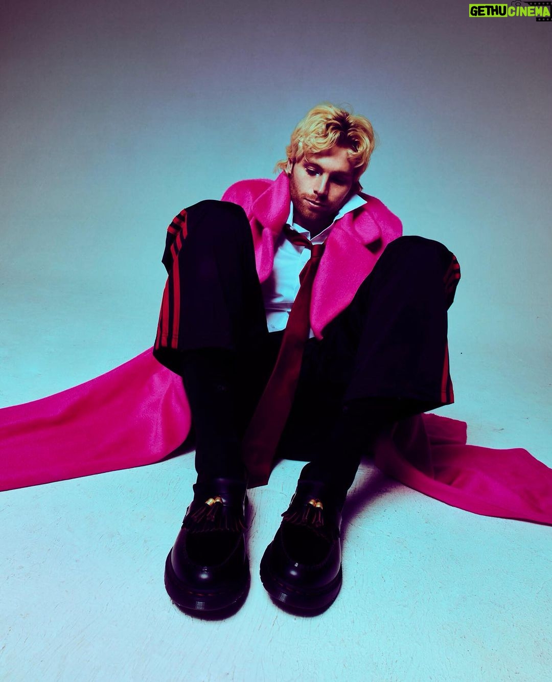 Luke Hemmings Instagram - Ladygunn, thanks for having the boy! 🥀 @ladygunn Words / @joannxzhang Photos / @savannarruedy Styling / @styledbyphil MUA / @ghost_artistry_ Hair / Isaac Davidson Photo+ Video Assistant / @darafeller Cover Art / Pearl Zhang