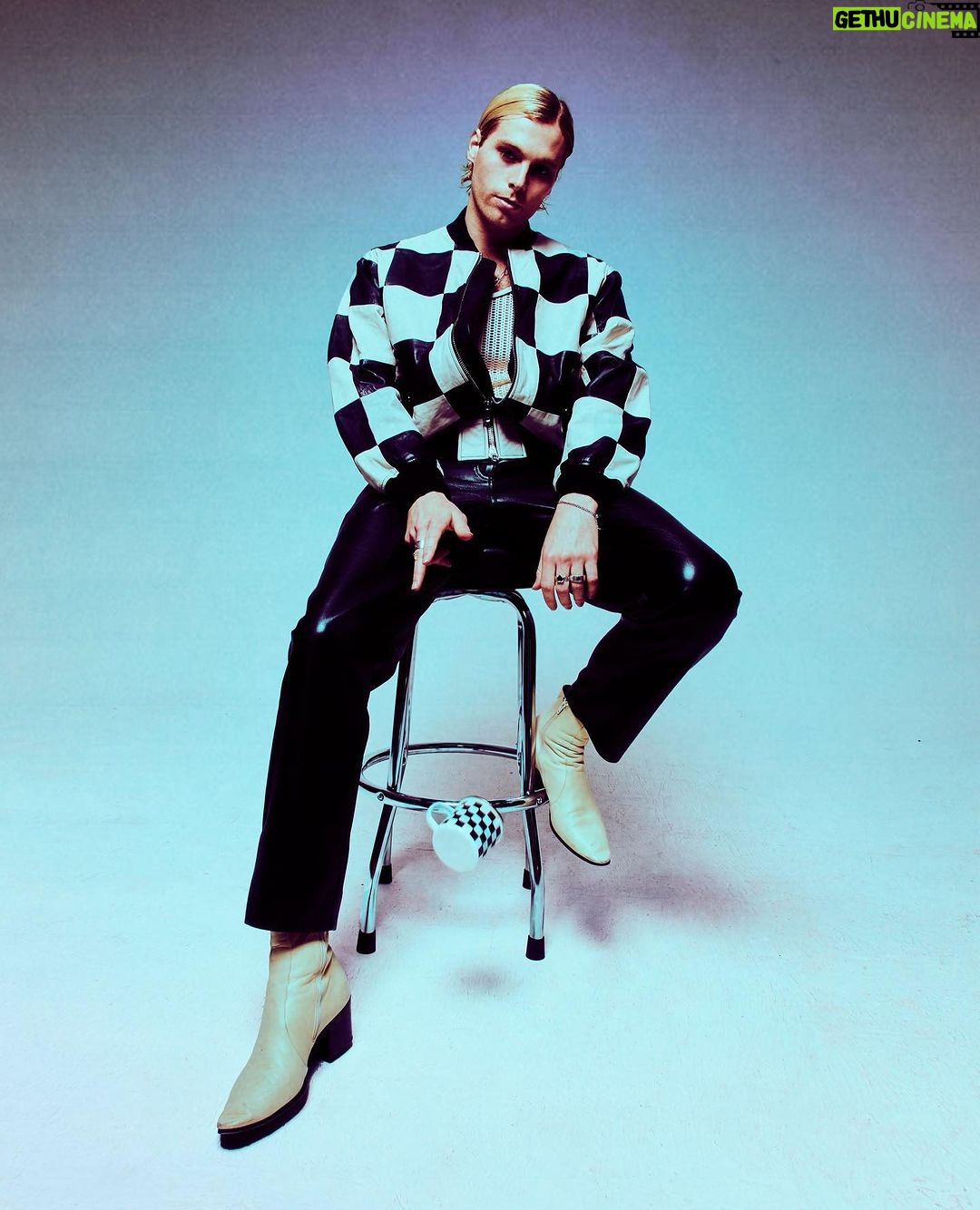 Luke Hemmings Instagram - Ladygunn, thanks for having the boy! 🥀 @ladygunn Words / @joannxzhang Photos / @savannarruedy Styling / @styledbyphil MUA / @ghost_artistry_ Hair / Isaac Davidson Photo+ Video Assistant / @darafeller Cover Art / Pearl Zhang