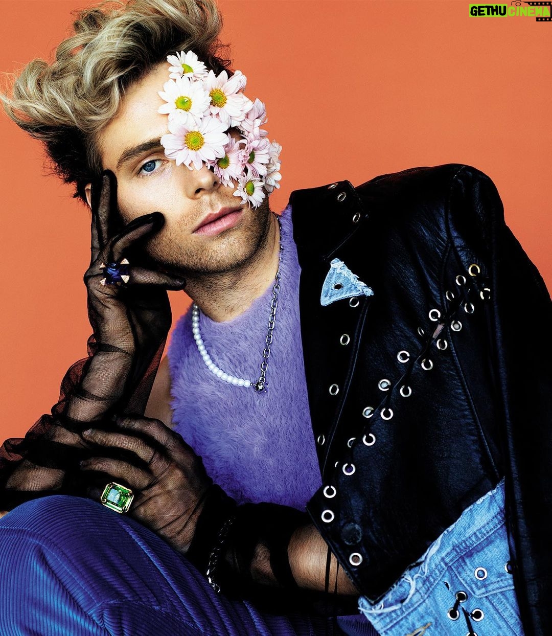 Luke Hemmings Instagram - Vertical hair and flowers 🦋🌹🔥 Thank you so much TUSH and to everyone who worked on this shoot @tushmagazine
Photo @domenvandevelde
Make-up @shoichiro_kashibe using @givenchybeauty Hair @joerirouffa
Styling @lil_saigon
Set Design @eyako_o
Fashion Editor @dinavibes_
Interview @afr_a
Animation @marieb1anchard
