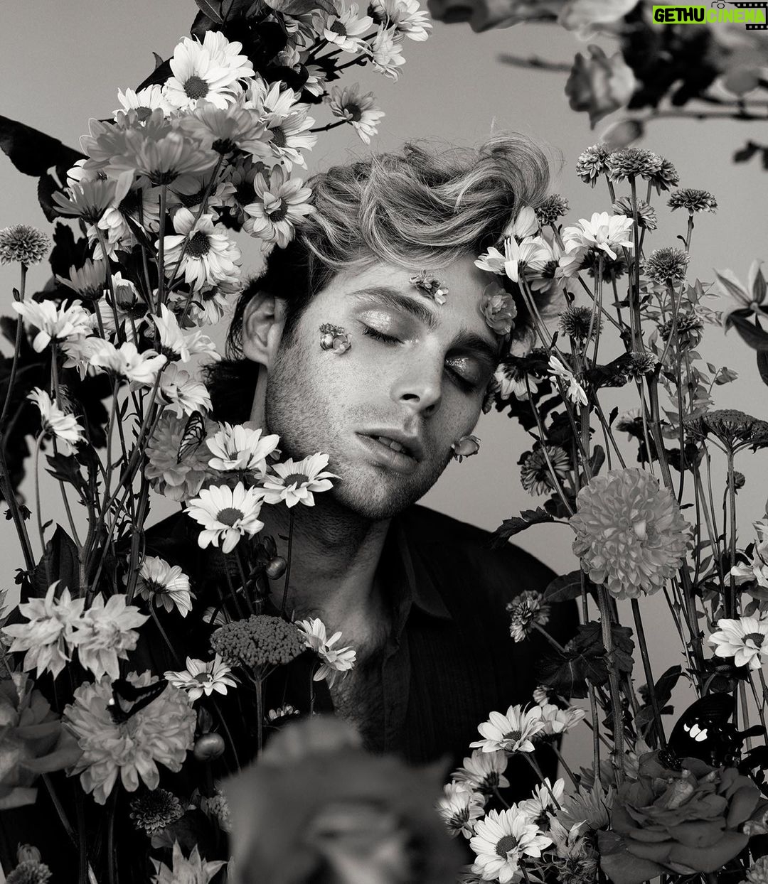 Luke Hemmings Instagram - Vertical hair and flowers 🦋🌹🔥 Thank you so much TUSH and to everyone who worked on this shoot @tushmagazine
Photo @domenvandevelde
Make-up @shoichiro_kashibe using @givenchybeauty Hair @joerirouffa
Styling @lil_saigon
Set Design @eyako_o
Fashion Editor @dinavibes_
Interview @afr_a
Animation @marieb1anchard