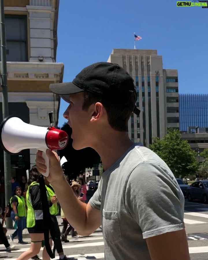 Luke Mullen Instagram - CLIMATE CHANGE IS NOT A LIE, DO NOT LET OUR PLANET DIE! • I feel so empowered striking and marching alongside my generation for the global climate strike. Thanks to @usclimatestrike @climatestrike.la and @fridaysforfuture and especially to @gretathunberg who started this movement. 🌎WE ALL HAVE A VOICE, AND THIS MOVEMENT IS GROWING. WE WILL BE HEARD. Los Angeles, California