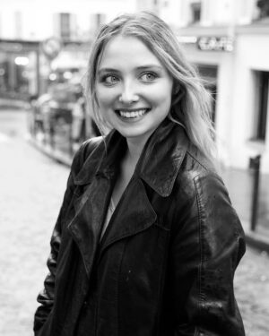 Lula Cotton-Frapier Instagram - @sarahsegal_  cernée sourire .
.
.
.
.
.
.
.
Meilleur jeu de mot de lieu @putain_ils_ont_ose