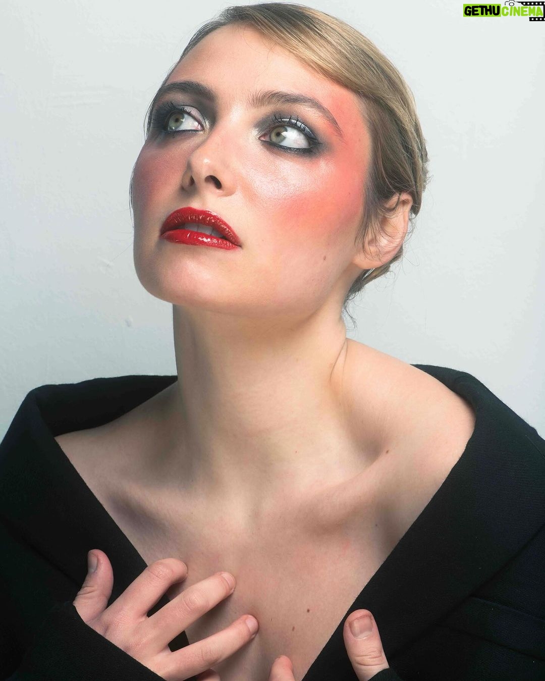 Lula Cotton-Frapier Instagram - D’après une idée de @fares_landoulsi , Il y a @lulacotton Frappier & la MC. Les clichés et l’éclairage sont de @antoine_villotte. La beauté du cheveu ; coupe et balayage est de @4u_jill , et la mise en pli a été sculptée par notre guest @slim.hairartist. Le maquillage est né de la main de @dounia_daiks et le stylisme a été imaginé par la Maison Constantine, Lula porte un tailleur classique @yvesaintlaurent_tr à la manière boyfriendly et finement parée de l’édition limitée @lebuissonparis et l’artiste @genevieve_favre_petroff , et ornée en cuir d’un collector @hermes … L’expérience culinaire est de Miguel Vales. C’est une Fondation de @kenzaaninia … En parlant du Star System, Marilyn Monroe disait « nous sommes tous des stars et nous méritons de scintiller ». Le Star System n’existe que s’il fait briller. ©️ Adaptation du générique du Mépris de Jean - Luc Godard #STAY_TUNED #JUST_LAUNCHING #AND_WE_NEED_HELP #ARE_YOU_IN ?