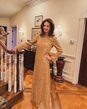 Lynda Carter Instagram - Back in DC and ready to go out. 😎