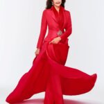 Lynda Carter Instagram - Merry Christmas! 🎄 Wishing you and yours love, joy, and peace this holiday season. ⭐️