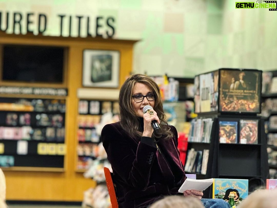 Lynda Carter Instagram - Readers Assemble!!! I had a blast last night at @barnesandnoble Tysons Corner with @bradmeltzer and @chriseliopoulos to celebrate their Ordinary People Change the World book series! ⭐️ #iamrbg #iamwonderwoman