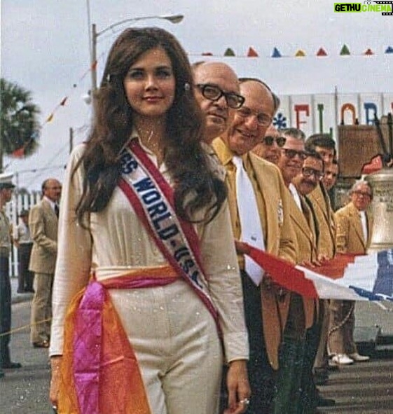 Lynda Carter - 11K Likes - The male gazeā¦