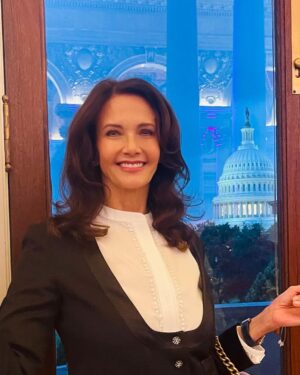 Lynda Carter Instagram - Reading is one of life’s greatest joys, which is why I was so excited to celebrate another successful National Book Festival. In the background you can see our nation’s Capitol, with the beautiful and iconic @librarycongress ceiling reflected in the window. 📚