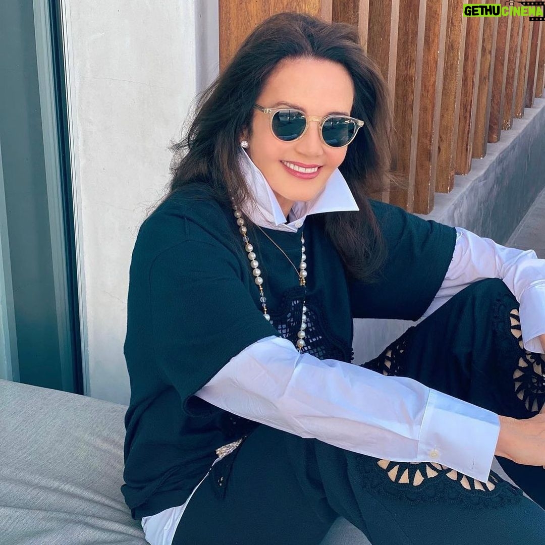 Lynda Carter Instagram - Happy #nationalsunglassesday! Loving my @jennikayne sunnies 😎