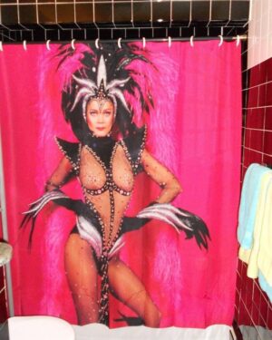 Lynda Carter Instagram - This shower curtain promises not to judge what you look like in the buff. 🤣 Photo by @sallyandmitch