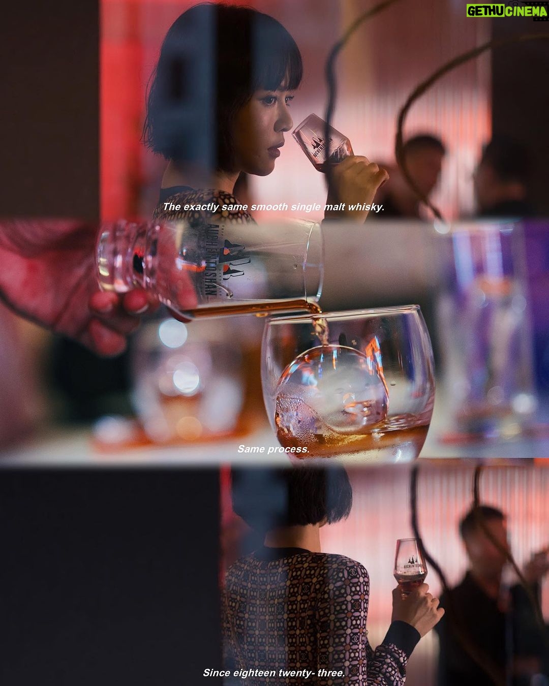 Lynn Lim Instagram - The magic threes in Auchen.
Auchentoshan Three Wood, aged in sherry casks and triple distilled for rich and complex flavours. Toast to the joy that Auchentoshan Three Wood brings, cheers to the magic of threes 🥃 Auchentoshan is serving up triple treats this October 17th to 27th (Tuesday to Thursday only). How to join the party: Be among the first 30 guests daily (before 10PM) to arrive at @hereandnow.my and score a FREE Auchen Ti. Or fancy sipping Auchentoshan your way instead? Flash your social media post to the bartender, showing off your epic tag skills (@auchentoshansea and #AskforAuchen), and you'll be in for a treat – One Three Wood taster dram will be yours! Did someone say good things come in threes? You bet they do! *Terms and conditions apply, but they're auchen-ly easy!
