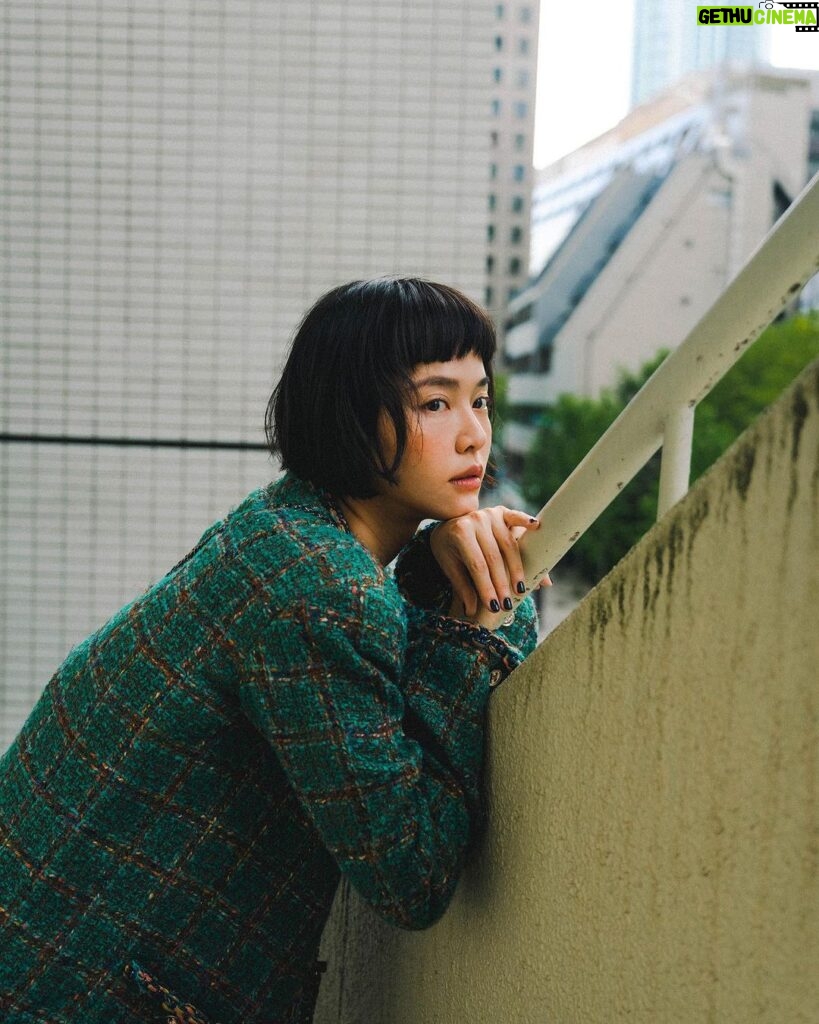 Lynn Lim Instagram - 古老与现代的建筑相互映衬，如同时间的扭曲，让我在这个城市中找到了平衡和宁静。 @chanelofficial #CHANELMetiersdArt #CHANELinTokyo Tokyo, Japan