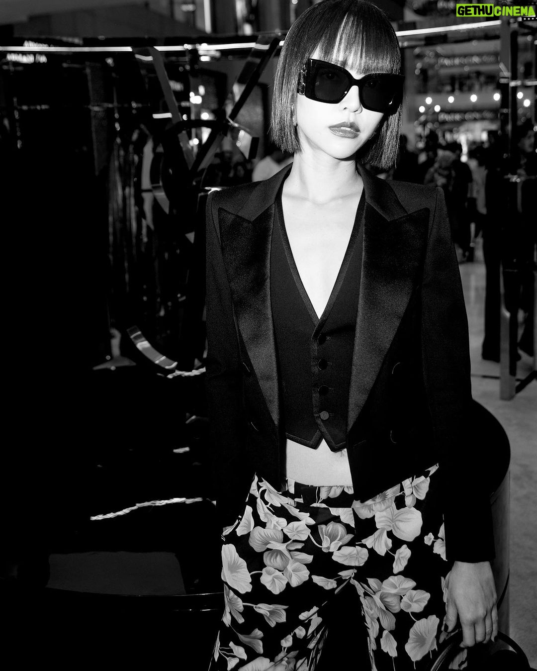 Lynn Lim Instagram - Found solace in the shade. @ysl