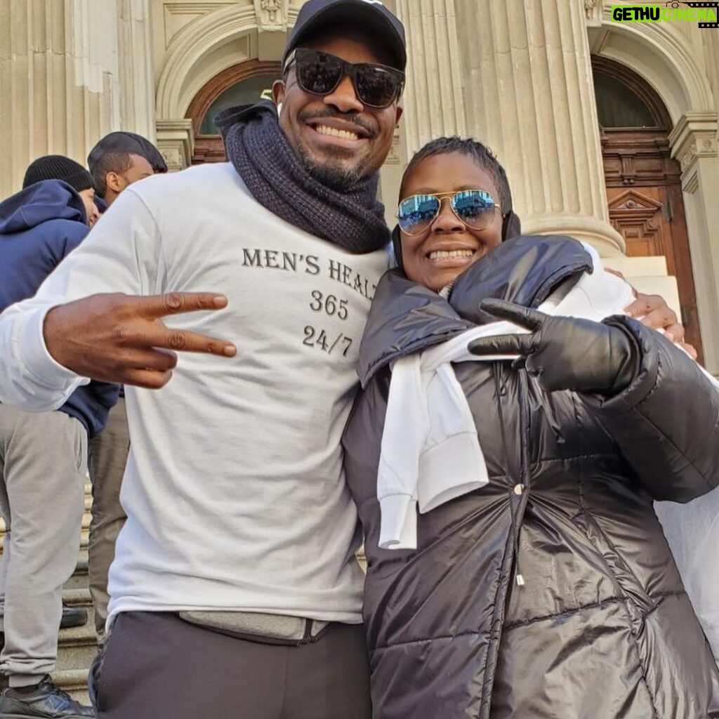 Lyriq Bent Instagram - We had great weather for #menshealth walk/run across #brooklynbridge. Thanks #ChiefJennings for leading the masses. My bro @penny2020 thanks for inviting me out. Even though you wore those orange tights. Shoutout to all the officers for your service. #nyc #brooklyn #365 #24/7 #bridgethegap #healthylifestyle #puma #scarfstyle #shades #brothers #family #community Downtown Brooklyn
