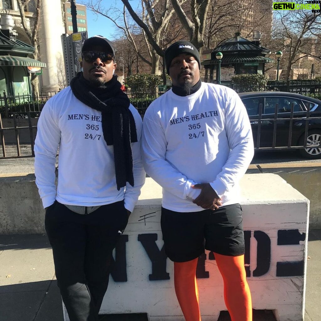 Lyriq Bent Instagram - We had great weather for #menshealth walk/run across #brooklynbridge. Thanks #ChiefJennings for leading the masses. My bro @penny2020 thanks for inviting me out. Even though you wore those orange tights. Shoutout to all the officers for your service. #nyc #brooklyn #365 #24/7 #bridgethegap #healthylifestyle #puma #scarfstyle #shades #brothers #family #community Downtown Brooklyn