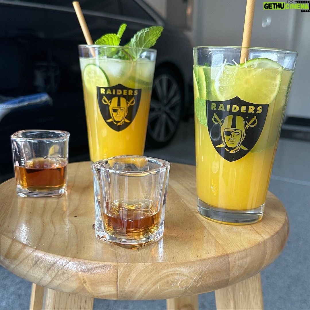 Lyriq Bent Instagram - What are you doing right now!? #sundayfunday have a great week folks