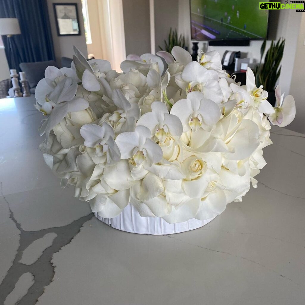 Lyriq Bent Instagram - Happy premiere day @delilahown! Thank you #TinaPerry and the @owntv family for the opportunity and this beautiful arrangement of white roses. Bless.