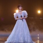 MARiA Instagram - あけましておめでとうおめでとうございますっ！ まさか！中国で新年を迎える時が来るなんて！ みんなでカウントダウンしてとてもハッピーな幕開けです✨ 31日は 東方TVと北京TV 二つの番組で歌わせていただきました！ みんな見てくれたかなっ。 心を込めて全力で精一杯歌いました。 みんなに届いていたら幸せです。 新年快乐❤️ 今年も全身全霊で愛を歌います。 たくさんお愛できますように😌✨ みなさま良いお正月を🎍過ごしてね🫶🏻 （一枚目はファンの方が作ってくれたやつ！すごいっ！綺麗！ありがとう！） #MARiA #GARNiDELiA #ガルニデ #小美 #美依礼芽