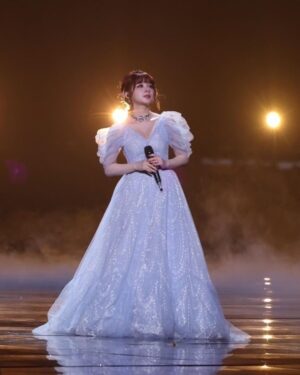 MARiA Instagram - あけましておめでとうおめでとうございますっ！

まさか！中国で新年を迎える時が来るなんて！
みんなでカウントダウンしてとてもハッピーな幕開けです✨

31日は
東方TVと北京TV
二つの番組で歌わせていただきました！
みんな見てくれたかなっ。

心を込めて全力で精一杯歌いました。
みんなに届いていたら幸せです。

新年快乐❤️

今年も全身全霊で愛を歌います。

たくさんお愛できますように😌✨

みなさま良いお正月を🎍過ごしてね🫶🏻

（一枚目はファンの方が作ってくれたやつ！すごいっ！綺麗！ありがとう！）

#MARiA #GARNiDELiA #ガルニデ
#小美 #美依礼芽