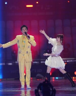 MARiA Instagram - あけましておめでとうおめでとうございますっ！

まさか！中国で新年を迎える時が来るなんて！
みんなでカウントダウンしてとてもハッピーな幕開けです✨

31日は
東方TVと北京TV
二つの番組で歌わせていただきました！
みんな見てくれたかなっ。

心を込めて全力で精一杯歌いました。
みんなに届いていたら幸せです。

新年快乐❤️

今年も全身全霊で愛を歌います。

たくさんお愛できますように😌✨

みなさま良いお正月を🎍過ごしてね🫶🏻

（一枚目はファンの方が作ってくれたやつ！すごいっ！綺麗！ありがとう！）

#MARiA #GARNiDELiA #ガルニデ
#小美 #美依礼芽