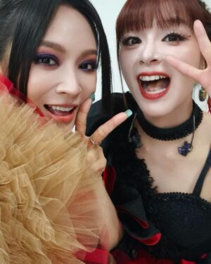MARiA Instagram - あけましておめでとうおめでとうございますっ！

まさか！中国で新年を迎える時が来るなんて！
みんなでカウントダウンしてとてもハッピーな幕開けです✨

31日は
東方TVと北京TV
二つの番組で歌わせていただきました！
みんな見てくれたかなっ。

心を込めて全力で精一杯歌いました。
みんなに届いていたら幸せです。

新年快乐❤️

今年も全身全霊で愛を歌います。

たくさんお愛できますように😌✨

みなさま良いお正月を🎍過ごしてね🫶🏻

（一枚目はファンの方が作ってくれたやつ！すごいっ！綺麗！ありがとう！）

#MARiA #GARNiDELiA #ガルニデ
#小美 #美依礼芽