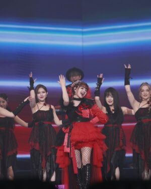 MARiA Instagram - あけましておめでとうおめでとうございますっ！

まさか！中国で新年を迎える時が来るなんて！
みんなでカウントダウンしてとてもハッピーな幕開けです✨

31日は
東方TVと北京TV
二つの番組で歌わせていただきました！
みんな見てくれたかなっ。

心を込めて全力で精一杯歌いました。
みんなに届いていたら幸せです。

新年快乐❤️

今年も全身全霊で愛を歌います。

たくさんお愛できますように😌✨

みなさま良いお正月を🎍過ごしてね🫶🏻

（一枚目はファンの方が作ってくれたやつ！すごいっ！綺麗！ありがとう！）

#MARiA #GARNiDELiA #ガルニデ
#小美 #美依礼芽