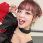 MARiA Instagram - あけましておめでとうおめでとうございますっ！ まさか！中国で新年を迎える時が来るなんて！ みんなでカウントダウンしてとてもハッピーな幕開けです✨ 31日は 東方TVと北京TV 二つの番組で歌わせていただきました！ みんな見てくれたかなっ。 心を込めて全力で精一杯歌いました。 みんなに届いていたら幸せです。 新年快乐❤️ 今年も全身全霊で愛を歌います。 たくさんお愛できますように😌✨ みなさま良いお正月を🎍過ごしてね🫶🏻 （一枚目はファンの方が作ってくれたやつ！すごいっ！綺麗！ありがとう！） #MARiA #GARNiDELiA #ガルニデ #小美 #美依礼芽