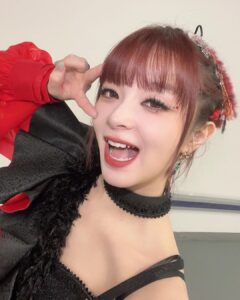 MARiA Instagram - あけましておめでとうおめでとうございますっ！ まさか！中国で新年を迎える時が来るなんて！ みんなでカウントダウンしてとてもハッピーな幕開けです✨ 31日は 東方TVと北京TV 二つの番組で歌わせていただきました！ みんな見てくれたかなっ。 心を込めて全力で精一杯歌いました。 みんなに届いていたら幸せです。 新年快乐❤️ 今年も全身全霊で愛を歌います。 たくさんお愛できますように😌✨ みなさま良いお正月を🎍過ごしてね🫶🏻 （一枚目はファンの方が作ってくれたやつ！すごいっ！綺麗！ありがとう！） #MARiA #GARNiDELiA #ガルニデ #小美 #美依礼芽