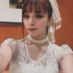 MARiA Instagram - Re:Connect Thanks 公演の白ドレス🤍 全身見たいってお声がたくさんあったのでちびっと遅くなりましたが☺️🫶🏻💓 動くたびに揺れるヒラヒラ 楽しくなっちゃって ドレスなのに 思いっきり暴れましたね😌🤍 ついつい😆✨ カタチめっちゃ綺麗でこれからもステージで大切に着たい衣装のひとつです♡ #GARNiDELiA #MARiA #衣装　#美依礼芽 #小美