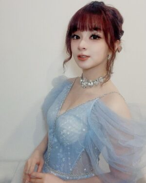 MARiA Instagram - 💎❄️💎❄️💎❄️

このドレスすっっっごく繊細で綺麗で
お姫様になったみたいな気持ちになれました👸

ドレスってやっぱり女の子の夢だよなぁぁぁ🥺🫶🏻✨

#MARiA #美依礼芽 #小美