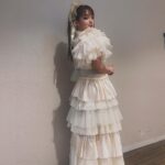 MARiA Instagram - Re:Connect Thanks 公演の白ドレス🤍 全身見たいってお声がたくさんあったのでちびっと遅くなりましたが☺️🫶🏻💓 動くたびに揺れるヒラヒラ 楽しくなっちゃって ドレスなのに 思いっきり暴れましたね😌🤍 ついつい😆✨ カタチめっちゃ綺麗でこれからもステージで大切に着たい衣装のひとつです♡ #GARNiDELiA #MARiA #衣装　#美依礼芽 #小美