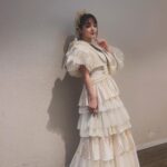 MARiA Instagram - Re:Connect Thanks 公演の白ドレス🤍 全身見たいってお声がたくさんあったのでちびっと遅くなりましたが☺️🫶🏻💓 動くたびに揺れるヒラヒラ 楽しくなっちゃって ドレスなのに 思いっきり暴れましたね😌🤍 ついつい😆✨ カタチめっちゃ綺麗でこれからもステージで大切に着たい衣装のひとつです♡ #GARNiDELiA #MARiA #衣装　#美依礼芽 #小美
