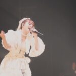 MARiA Instagram - Re:Connect Thanks 公演の白ドレス🤍 全身見たいってお声がたくさんあったのでちびっと遅くなりましたが☺️🫶🏻💓 動くたびに揺れるヒラヒラ 楽しくなっちゃって ドレスなのに 思いっきり暴れましたね😌🤍 ついつい😆✨ カタチめっちゃ綺麗でこれからもステージで大切に着たい衣装のひとつです♡ #GARNiDELiA #MARiA #衣装　#美依礼芽 #小美