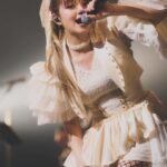 MARiA Instagram - Re:Connect Thanks 公演の白ドレス🤍 全身見たいってお声がたくさんあったのでちびっと遅くなりましたが☺️🫶🏻💓 動くたびに揺れるヒラヒラ 楽しくなっちゃって ドレスなのに 思いっきり暴れましたね😌🤍 ついつい😆✨ カタチめっちゃ綺麗でこれからもステージで大切に着たい衣装のひとつです♡ #GARNiDELiA #MARiA #衣装　#美依礼芽 #小美
