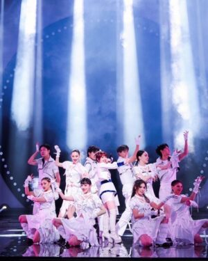 MARiA Instagram - 昨日の夜は
Douyin（抖音/ドウイン）の年跨ぎパーティー　#美好惊喜夜#
に出演させていただきました☺️🙌

大先輩の蔡国庆さんと、
可愛いA-SOULちゃんと
365个祝福を歌えてとってもハッピーでした✨🫶🏻

31日の夜は二つの番組で歌わせていただくので
お楽しみに✨✨✨

年末は私と一緒に楽しもうっ！

#GARNiDELiA #MARiA #小美 #美依礼芽 #douyin