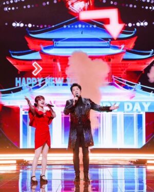 MARiA Instagram - 昨日の夜は
Douyin（抖音/ドウイン）の年跨ぎパーティー　#美好惊喜夜#
に出演させていただきました☺️🙌

大先輩の蔡国庆さんと、
可愛いA-SOULちゃんと
365个祝福を歌えてとってもハッピーでした✨🫶🏻

31日の夜は二つの番組で歌わせていただくので
お楽しみに✨✨✨

年末は私と一緒に楽しもうっ！

#GARNiDELiA #MARiA #小美 #美依礼芽 #douyin