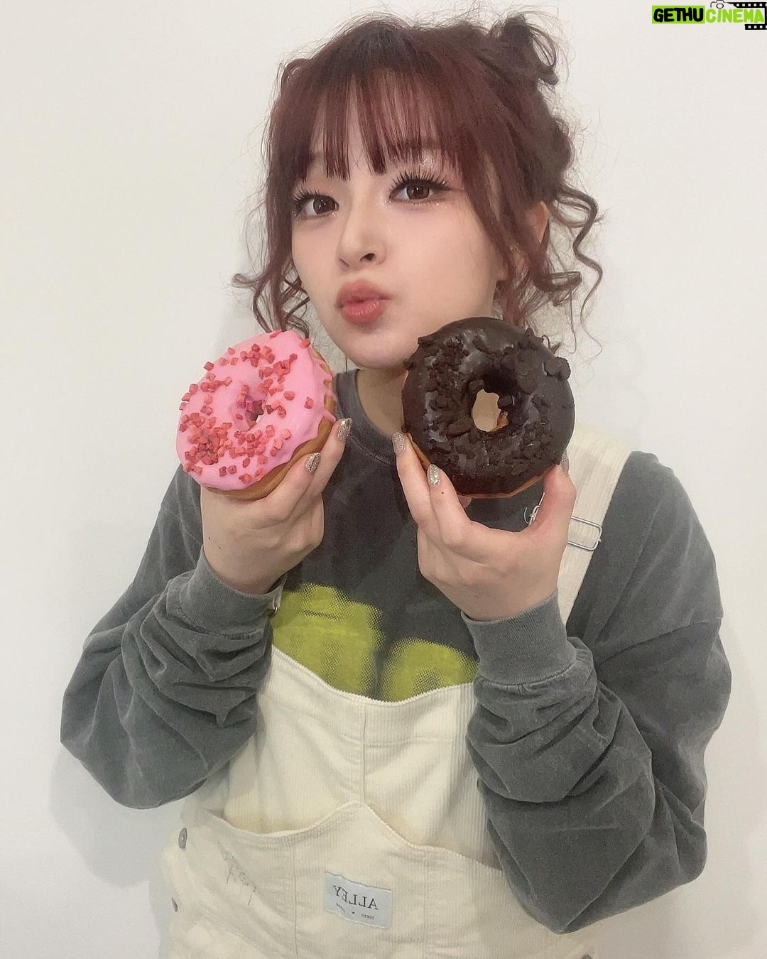 MARiA Instagram - 今日も一日頑張ってるから ドーナツ🍩2個食べていい、、、よね!!!!!!!!!(圧) #MARiA #美依礼芽 #小美