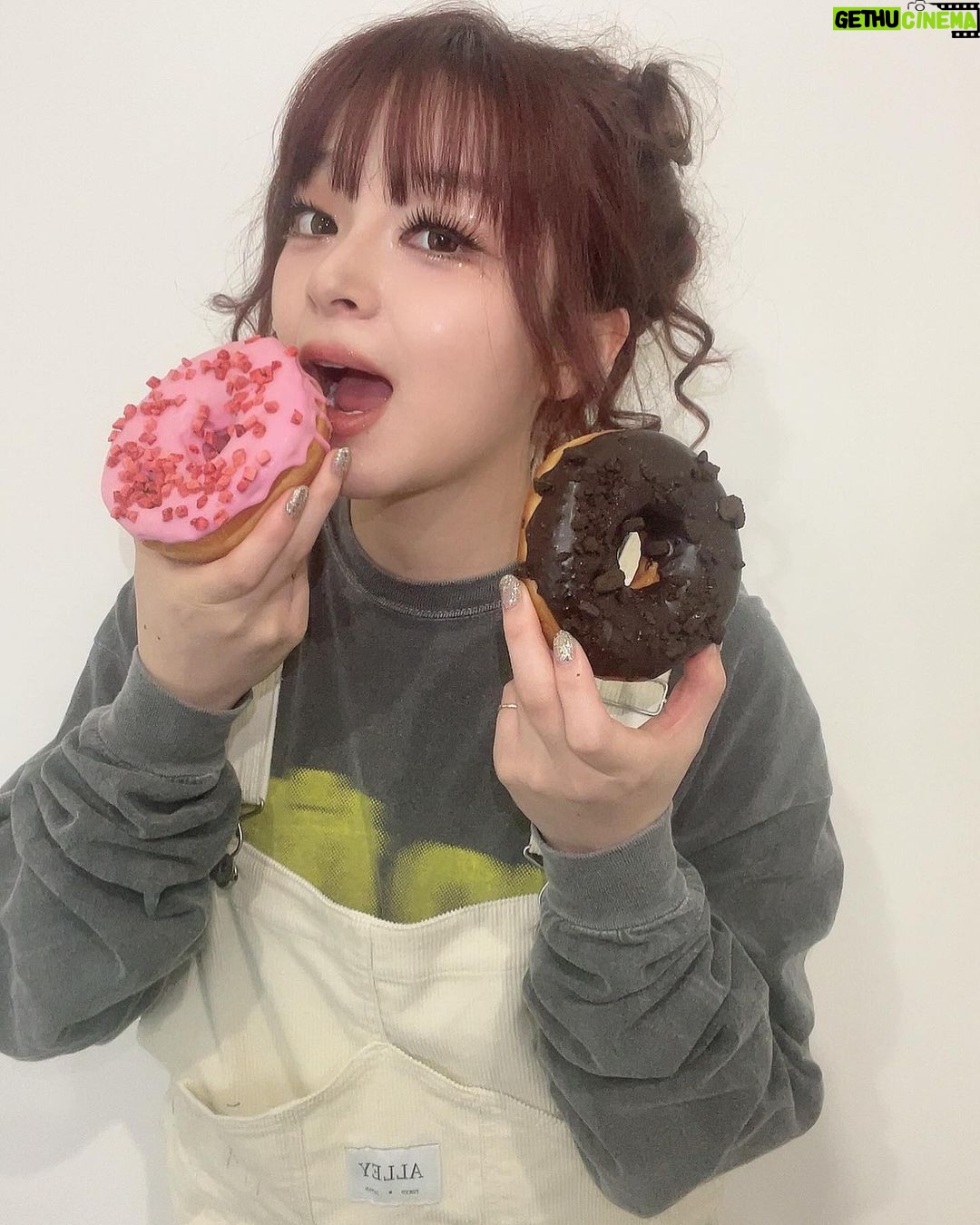 MARiA Instagram - 今日も一日頑張ってるから ドーナツ🍩2個食べていい、、、よね!!!!!!!!!(圧) #MARiA #美依礼芽 #小美
